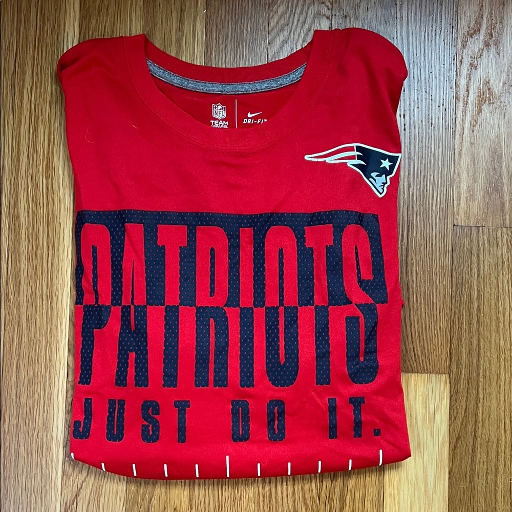 Nike Men’s Red Patriots T-Shirt